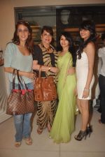 Zarine Khan, Farah Ali Khan, BHagyashree at the launch of Bhagyashree_s store in Juhu, Mumbai on 25th April 2012 (87).JPG